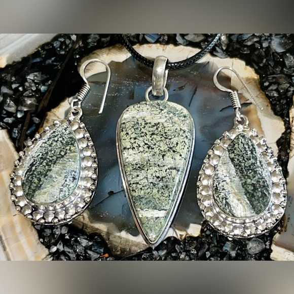 Chrysotile in Serpentine Pendant & Earrings Set - Picture 7 of 15